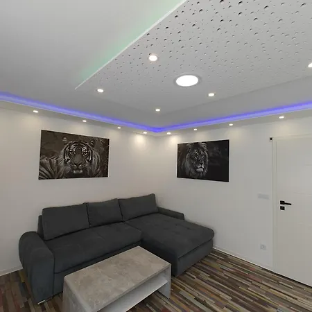 Modern Neuburg Uu - Neu - 2 Zimmer, Komfort, Ausgestattet, Smart Tv, Wi-fi Apartment